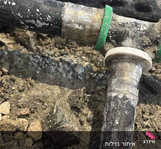 צינורות מים באדמה עם נזילה גלויה